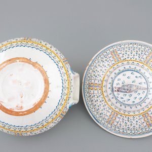 A large polychrome pottery tureen and cover, North of France, 18th C. — 照片 7