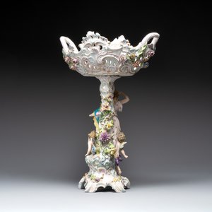 A large polychrome Saxon porcelain centrepiece, Germany, 19/20th C. — photo 3