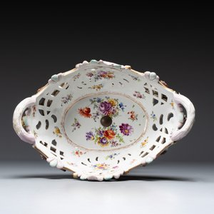 A large polychrome Saxon porcelain centrepiece, Germany, 19/20th C. — photo 5