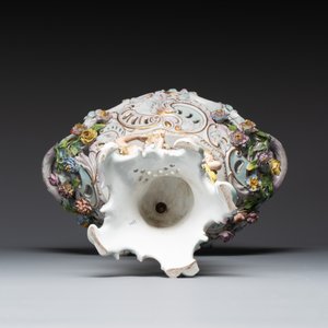 A large polychrome Saxon porcelain centrepiece, Germany, 19/20th C. — photo 6