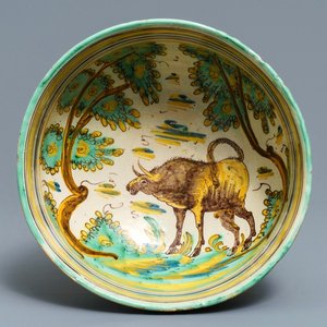 A large polychrome Spanish bowl with a bull, Talavera, 18th C. — 照片 1