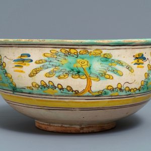 A large polychrome Spanish bowl with a bull, Talavera, 18th C. — 照片 5