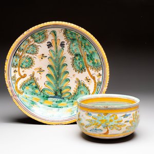 A large polychrome Spanish pottery dish and a bowl with a bird, Talavera, 18th C. — foto 1
