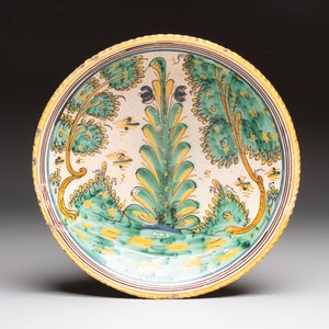 A large polychrome Spanish pottery dish and a bowl with a bird, Talavera, 18th C. — foto 2