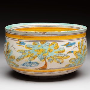 A large polychrome Spanish pottery dish and a bowl with a bird, Talavera, 18th C. — foto 4