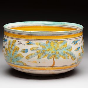 A large polychrome Spanish pottery dish and a bowl with a bird, Talavera, 18th C. — foto 5