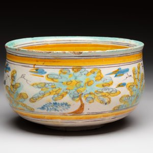 A large polychrome Spanish pottery dish and a bowl with a bird, Talavera, 18th C. — foto 7