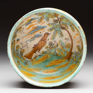 A large polychrome Spanish pottery dish and a bowl with a bird, Talavera, 18th C. — foto 8