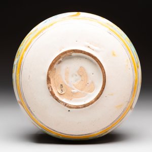 A large polychrome Spanish pottery dish and a bowl with a bird, Talavera, 18th C. — foto 9