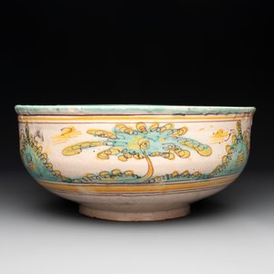 A large polychrome Talavera pottery 'leaping gazelle' bowl, Spain, 18th C. — photo 3