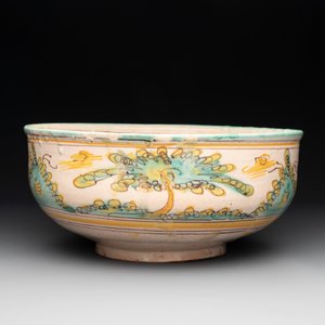 A large polychrome Talavera pottery 'leaping gazelle' bowl, Spain, 18th C. — photo 4