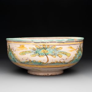 A large polychrome Talavera pottery 'leaping gazelle' bowl, Spain, 18th C. — photo 5