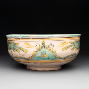 A large polychrome Talavera pottery 'leaping gazelle' bowl, Spain, 18th C. — photo 6