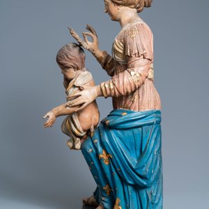 A large polychromed wooden figure of a Madonna with child, 17th C. — photo 5