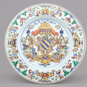 A large Portuguese market Chinese porcelain verte-imari armorial plate, ca. 1720 — photo 1
