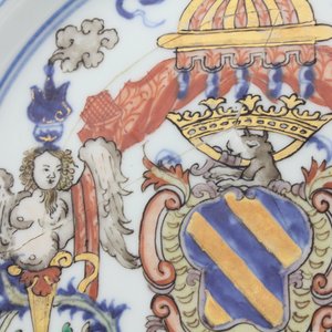 A large Portuguese market Chinese porcelain verte-imari armorial plate, ca. 1720 — photo 3