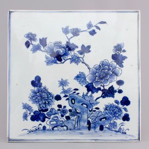 A large rectangular blue and white tile with floral decoration, Qianlong, 18th C. — 照片 1