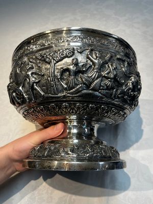 A large repoussé silver footed bowl depicting a hunting scene, India, late 19/early 20th C. — photo 1