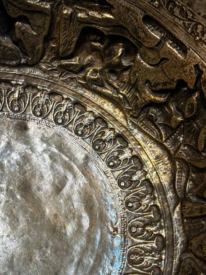 A large repoussé silver footed bowl depicting a hunting scene, India, late 19/early 20th C. — photo 11