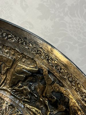 A large repoussé silver footed bowl depicting a hunting scene, India, late 19/early 20th C. — photo 12
