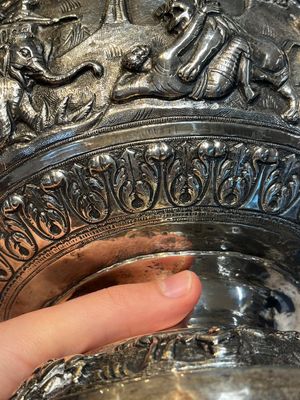 A large repoussé silver footed bowl depicting a hunting scene, India, late 19/early 20th C. — photo 13
