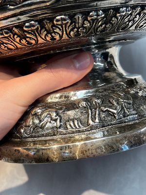 A large repoussé silver footed bowl depicting a hunting scene, India, late 19/early 20th C. — photo 14
