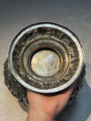 A large repoussé silver footed bowl depicting a hunting scene, India, late 19/early 20th C. — photo 15
