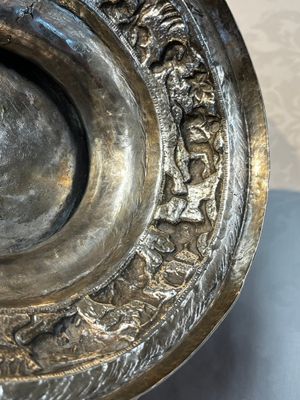A large repoussé silver footed bowl depicting a hunting scene, India, late 19/early 20th C. — photo 16