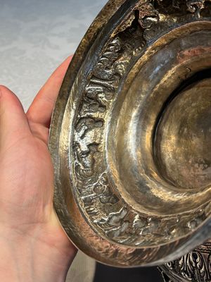 A large repoussé silver footed bowl depicting a hunting scene, India, late 19/early 20th C. — photo 17