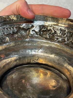 A large repoussé silver footed bowl depicting a hunting scene, India, late 19/early 20th C. — photo 18