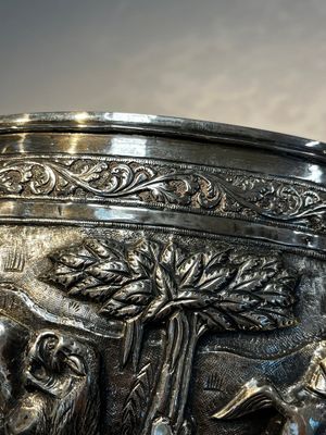 A large repoussé silver footed bowl depicting a hunting scene, India, late 19/early 20th C. — photo 19