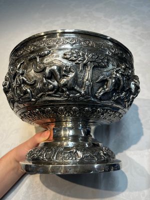 A large repoussé silver footed bowl depicting a hunting scene, India, late 19/early 20th C. — photo 2