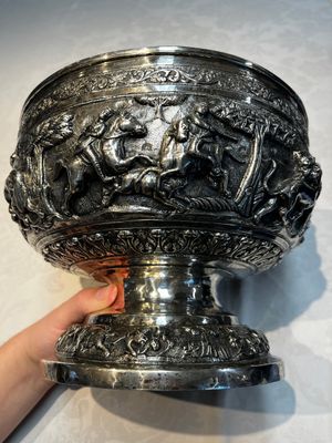 A large repoussé silver footed bowl depicting a hunting scene, India, late 19/early 20th C. — photo 3