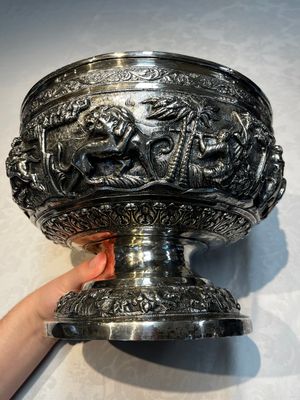 A large repoussé silver footed bowl depicting a hunting scene, India, late 19/early 20th C. — photo 4