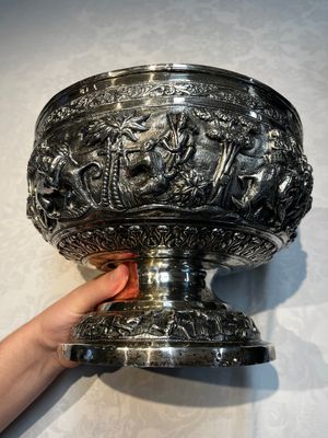A large repoussé silver footed bowl depicting a hunting scene, India, late 19/early 20th C. — photo 5