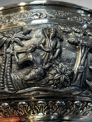 A large repoussé silver footed bowl depicting a hunting scene, India, late 19/early 20th C. — photo 6