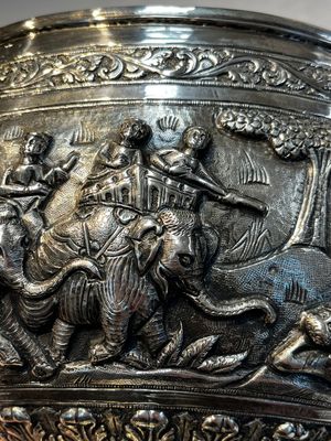 A large repoussé silver footed bowl depicting a hunting scene, India, late 19/early 20th C. — photo 7