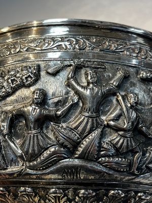 A large repoussé silver footed bowl depicting a hunting scene, India, late 19/early 20th C. — photo 8
