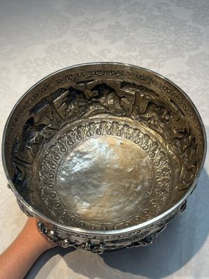 A large repoussé silver footed bowl depicting a hunting scene, India, late 19/early 20th C. — photo 9