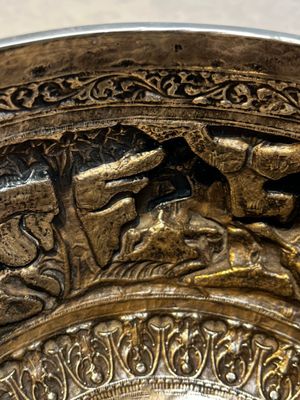 A large repoussé silver footed bowl depicting a hunting scene, India, late 19/early 20th C. — photo 10