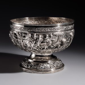 A large repoussé silver footed bowl depicting a hunting scene, India, late 19/early 20th C. — photo 1