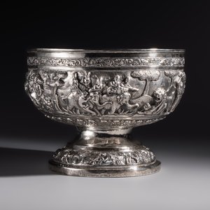 A large repoussé silver footed bowl depicting a hunting scene, India, late 19/early 20th C. — photo 2