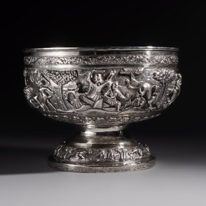 A large repoussé silver footed bowl depicting a hunting scene, India, late 19/early 20th C. — photo 3