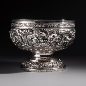 A large repoussé silver footed bowl depicting a hunting scene, India, late 19/early 20th C. — photo 4