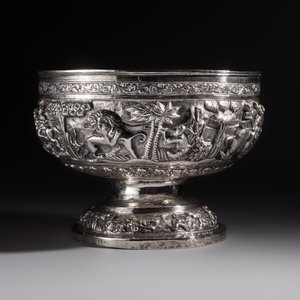 A large repoussé silver footed bowl depicting a hunting scene, India, late 19/early 20th C. — photo 5