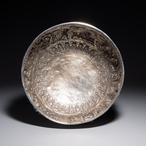 A large repoussé silver footed bowl depicting a hunting scene, India, late 19/early 20th C. — photo 6