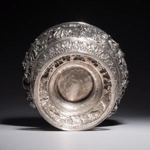 A large repoussé silver footed bowl depicting a hunting scene, India, late 19/early 20th C. — photo 7