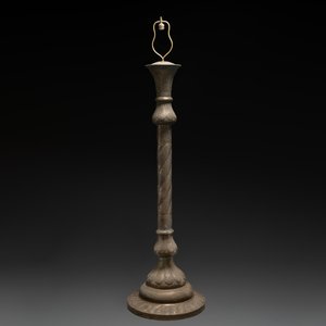 A large reticulated and inscribed brass floor lamp, Qajar, 19th C. — 照片 1