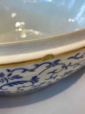 A large round Chinese box and cover with overglaze blue enamel lotus design, Guangxu mark and of the period — photo 17