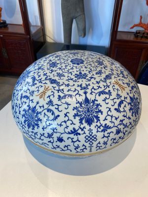 A large round Chinese box and cover with overglaze blue enamel lotus design, Guangxu mark and of the period — photo 2